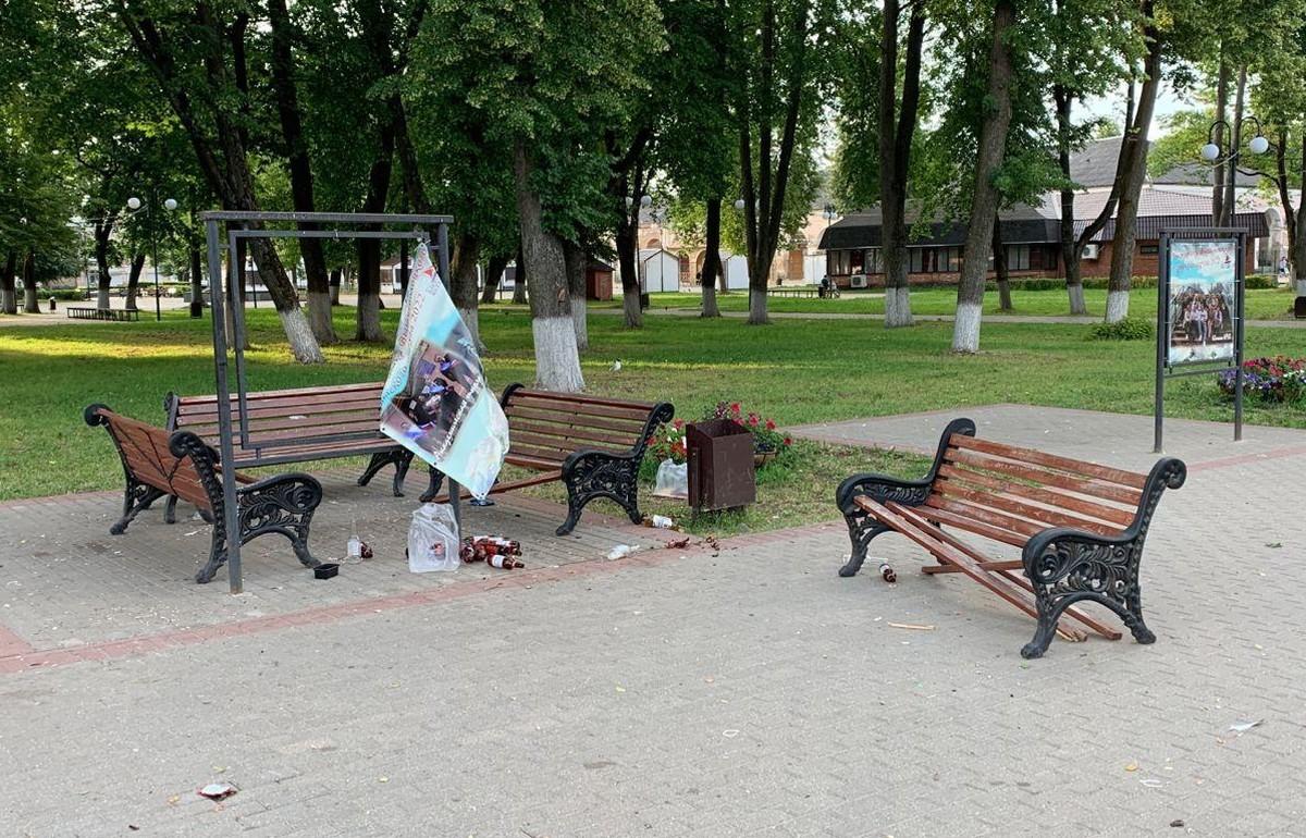 Вандалы сломали скамейки и порвали баннер в сквере в Вышнем Волочке Тверской области