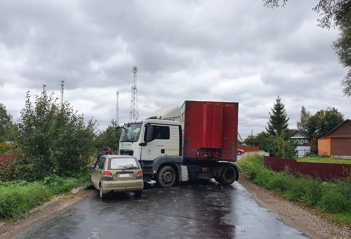 Matiz и грузовик столкнулись в Тверской области, пострадал один человек