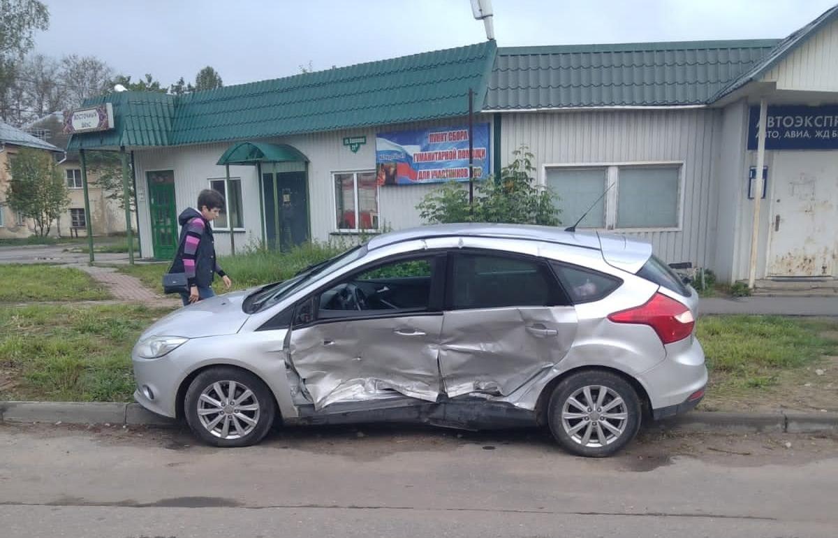 В Нелидово столкнулись две иномарки: пострадал один из водителей