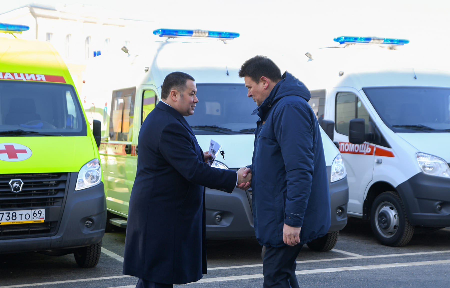 Губернатор Игорь Руденя передал муниципалитетам Тверской области новые скорые и социальный транспорт