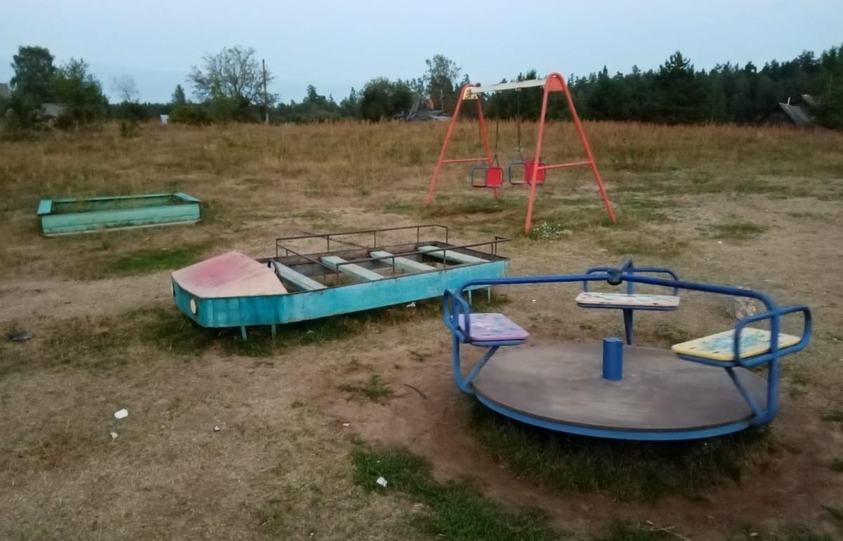 Сломанные и гниющие детские площадки обнаружили в Тверской области