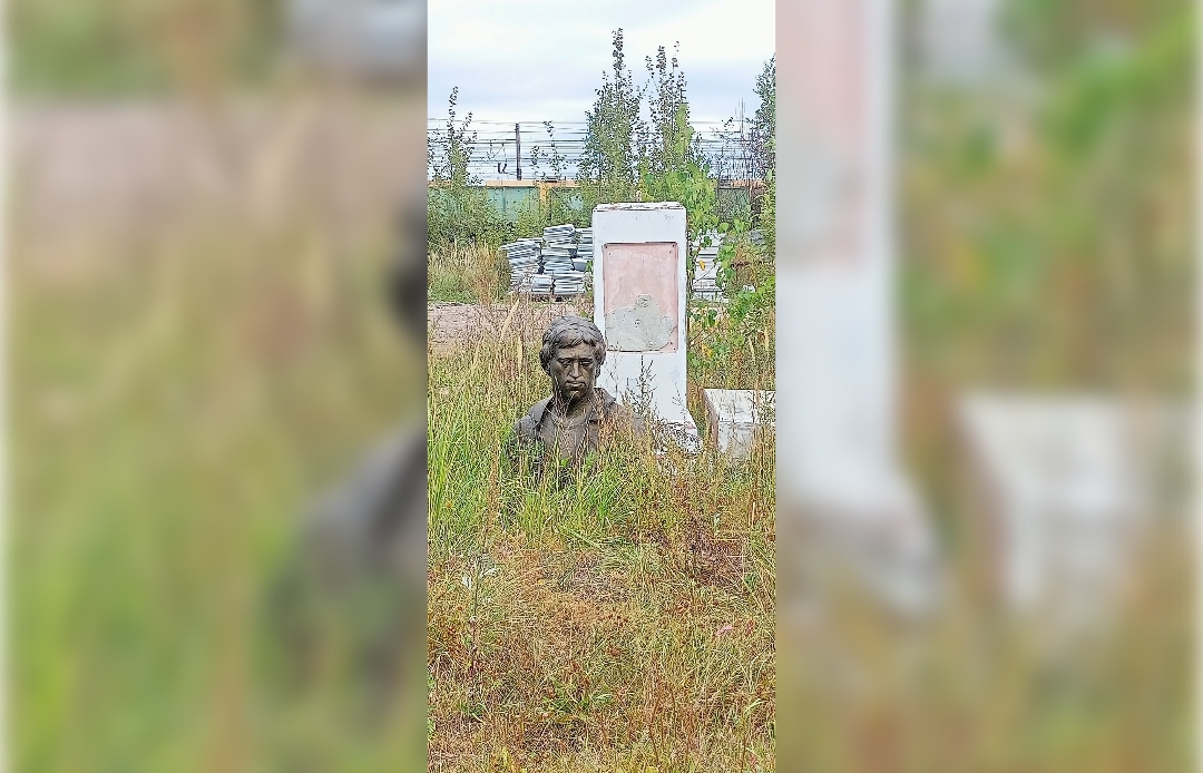 В Бологое памятник Высоцкому нашли в бурьяне