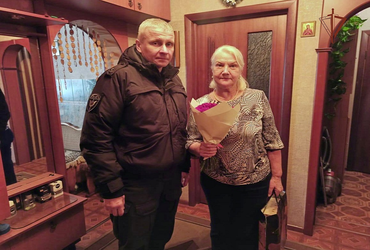 Сотрудники тверского ОМОН «Барс» поздравили с 75-летним юбилеем Любовь Николаевну Баталенкову