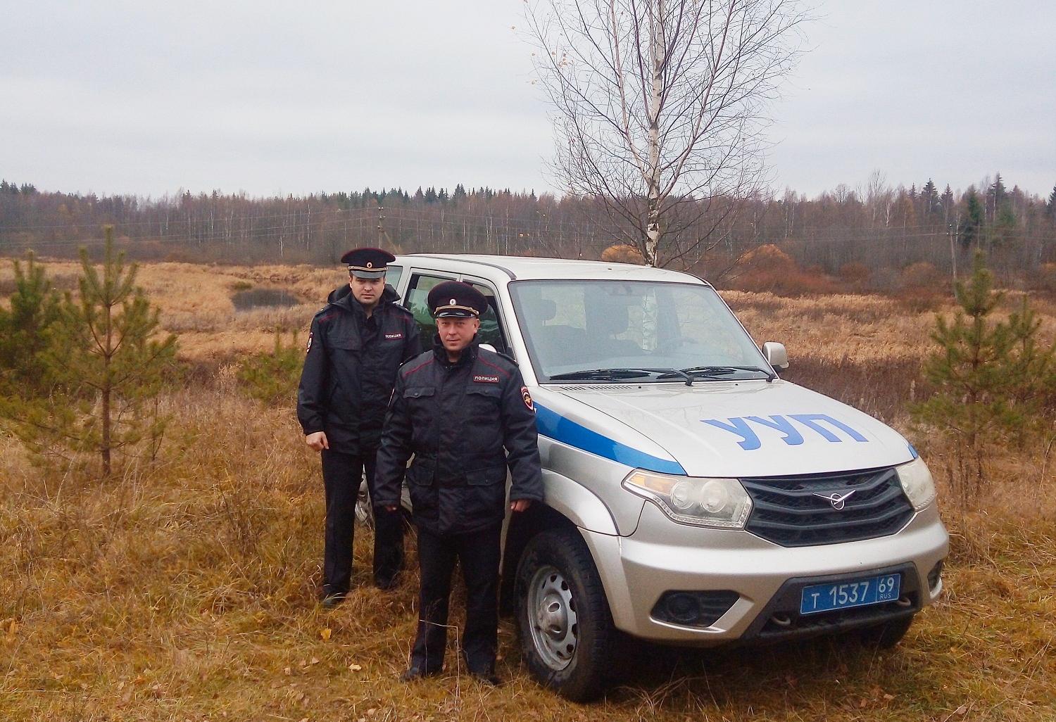В Тверской области заблудившегося в лесу грибника нашли благодаря двум полицейским и сотрудникам МЧС