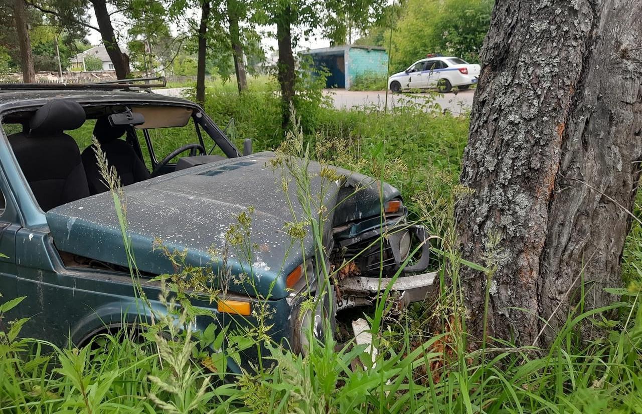 Под Тверью в поселке Васильевский Мох автомобиль ВАЗ вылетел в кювет и  врезался в дерево – Новости Твери и городов Тверской области сегодня -  Afanasy.biz – Тверские новости. Новости Твери. Тверь новости.