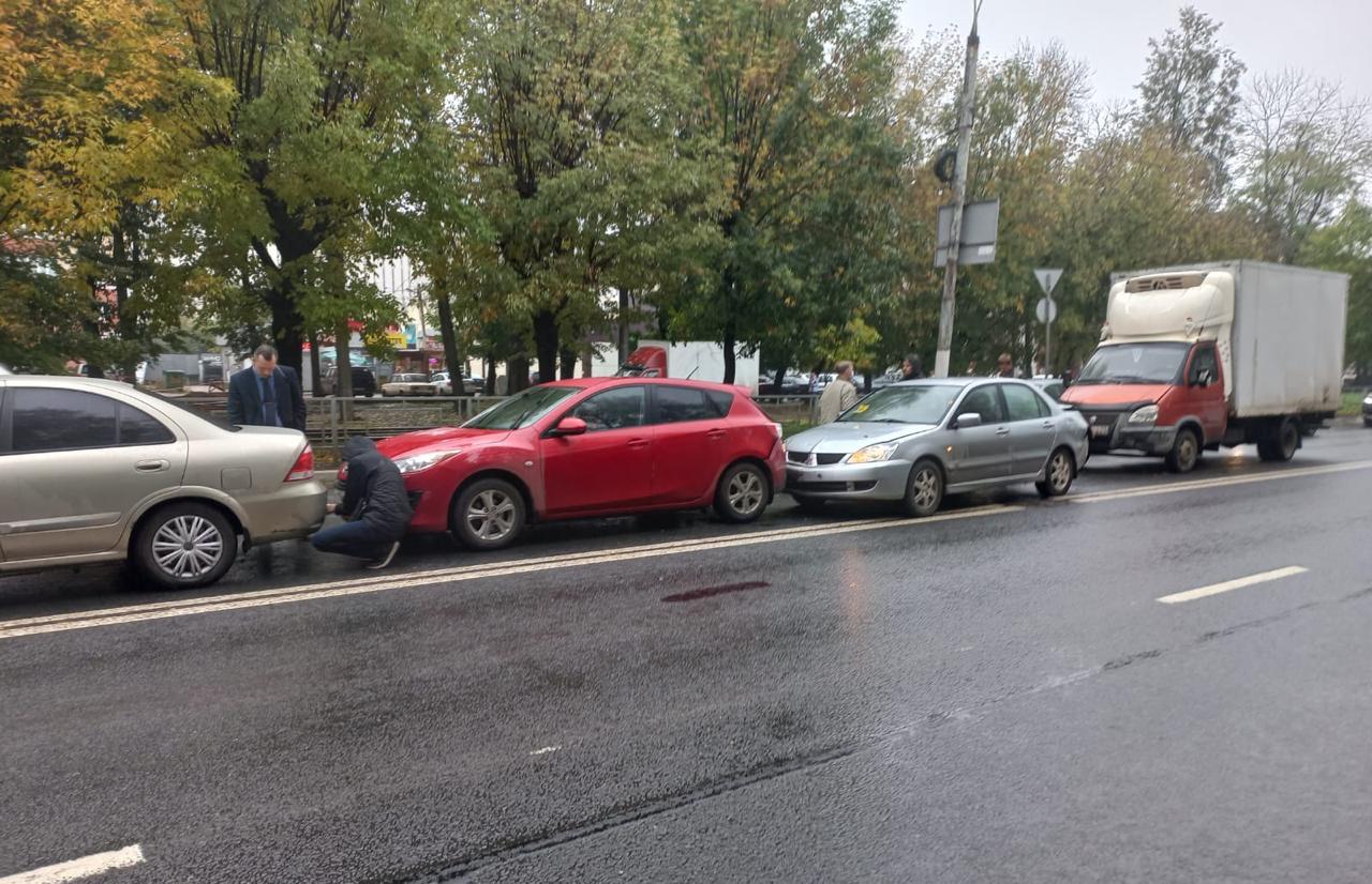 Четыре машины столкнулись на Петербургском шоссе в Твери
