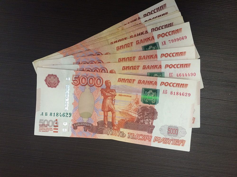 В Твери пенсионерка хотела спасти дочь и заплатила 100 тысяч рублей
