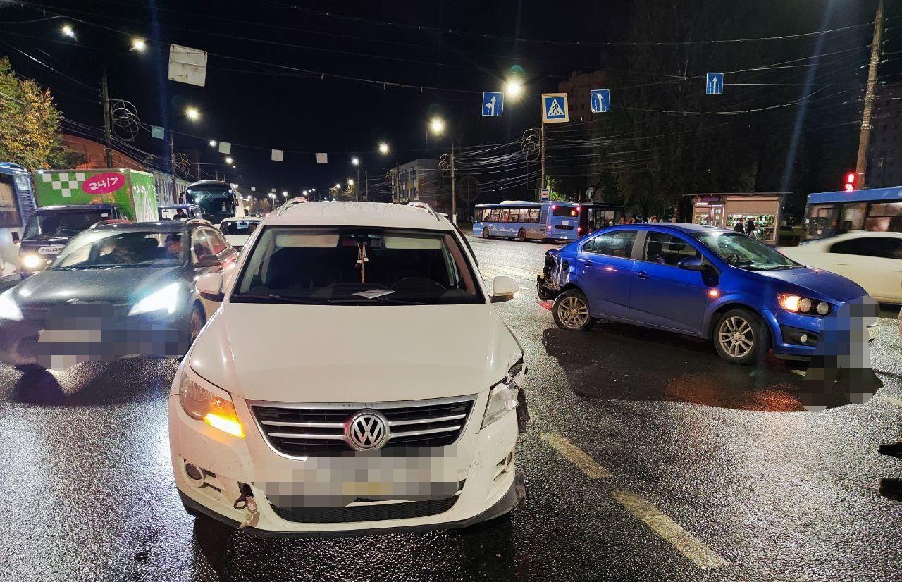 В Твери на проспекте Калинина столкнулись Volkswagen и Chevrolet