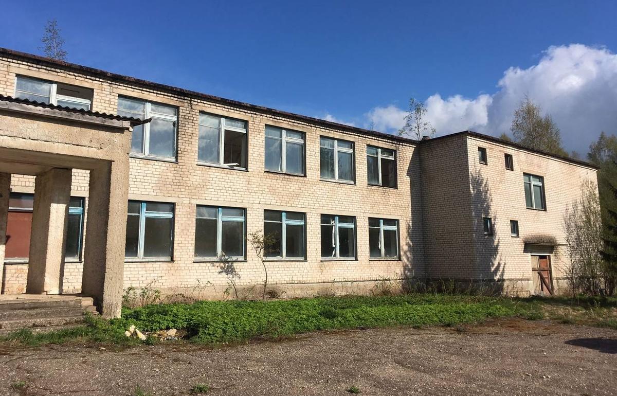 Заброшенная десять лет назад школа в Тверской области стояла с открытыми окнами и сломанными дверями - новости Афанасий