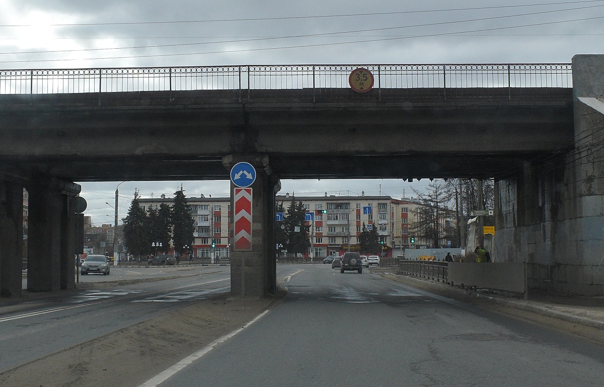 В Твери ограничивают движение для транспорта и пешеходов под путепроводом на Комсомольской площади 