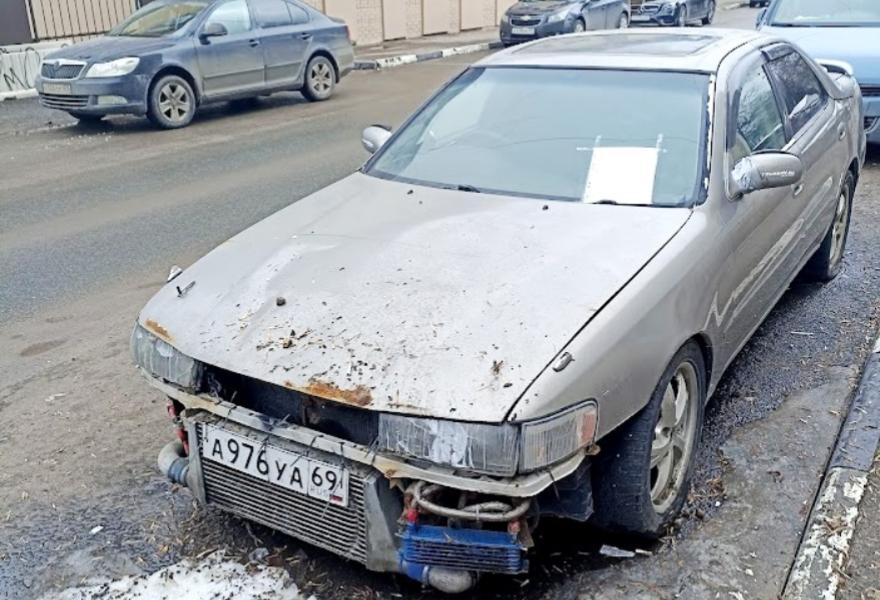 Брошенную в центре Твери легковушку принудительно отправят на свалку