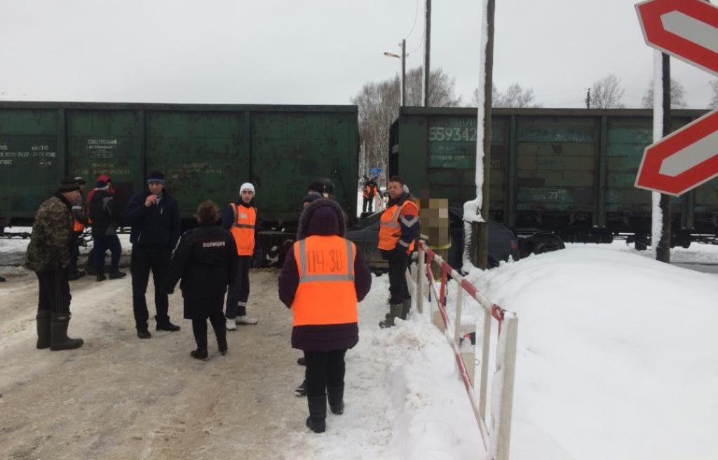 В Тверской области грузовой поезд столкнулся с легковушкой | фото