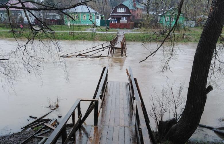 В Кашине Тверской области потоком воды снесло деревянный мост