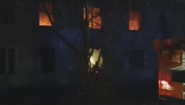 Отделения нескольких пожарных частей тушат заброшенный дом в Заволжском районе Твери