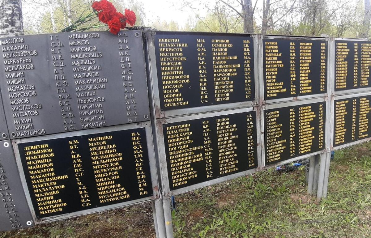 На братском захоронении в деревне под Ржевом обновляют таблички с именами погибших воинов
