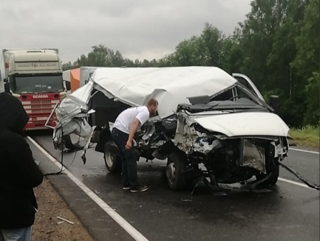 Очевидцы: водитель ГАЗели чудом не пострадал в ДТП на М9 в Тверской области