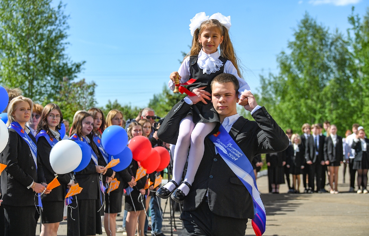 В школах Тверской области проходят последние звонки | 24.05.2024 | Тверь -  БезФормата