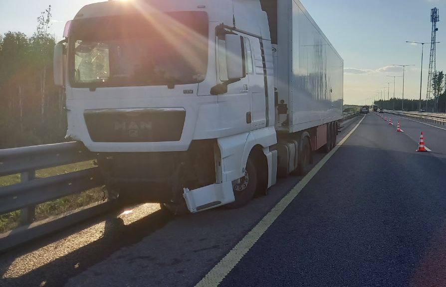 На М11 в Тверской области грузовик наехал на стоящие легковушки и сбил вышедшую из машины женщину - новости Афанасий