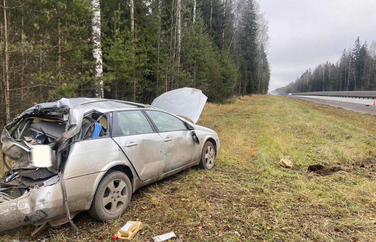 Под Тверью на М10 грузовик врезался в легковушку