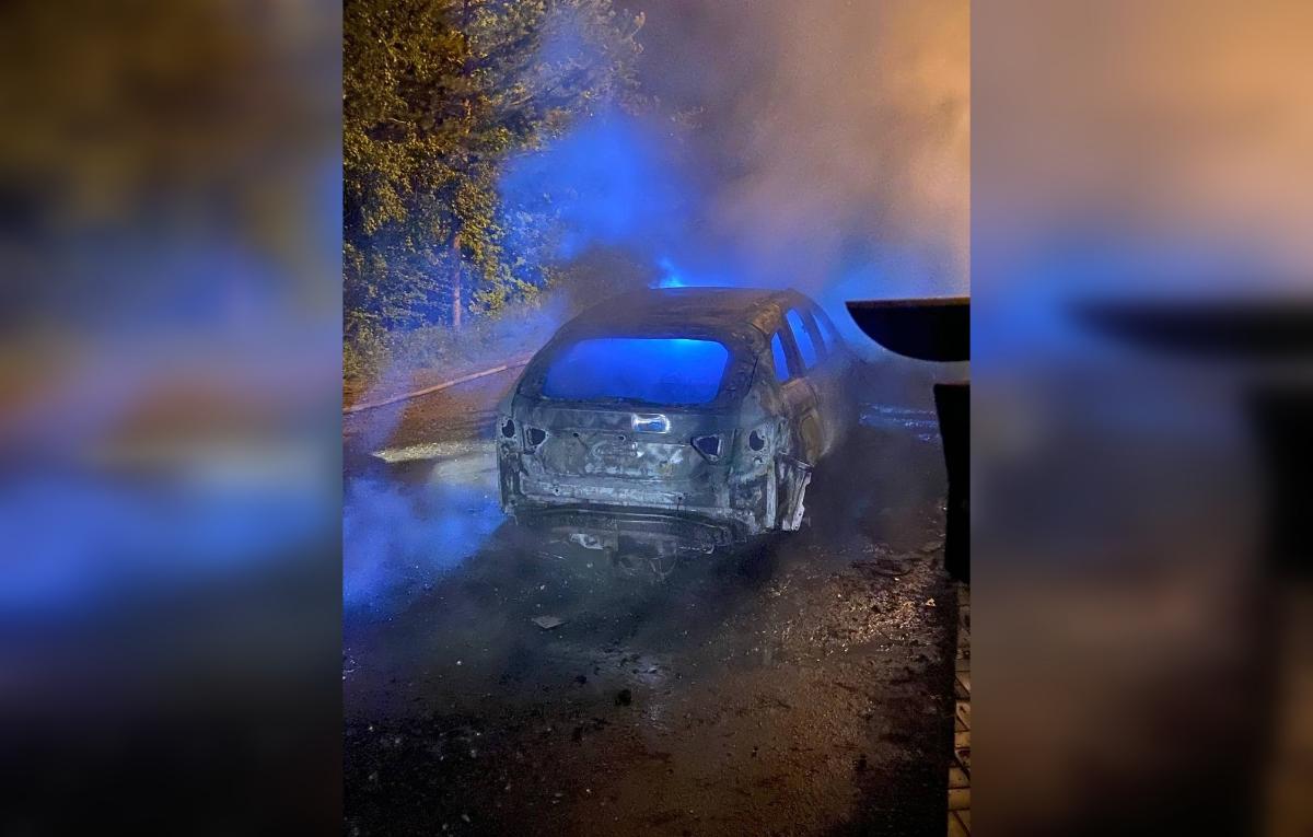 В Твери сгорел автомобиль, ищут поджигателя 