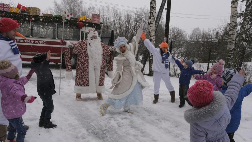 По Удомле курсирует волшебный автобус с Дедом Морозом и Снегурочкой