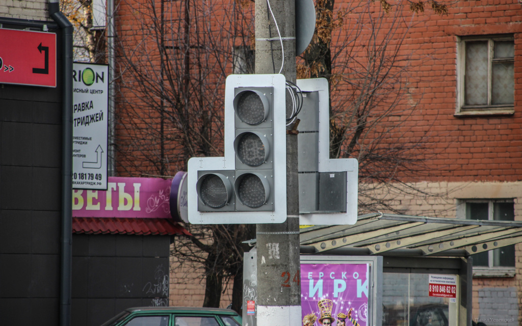 Светофор тверь. Светофор забор. Ограждения на светофоре. Тверь дорожные ограждения.