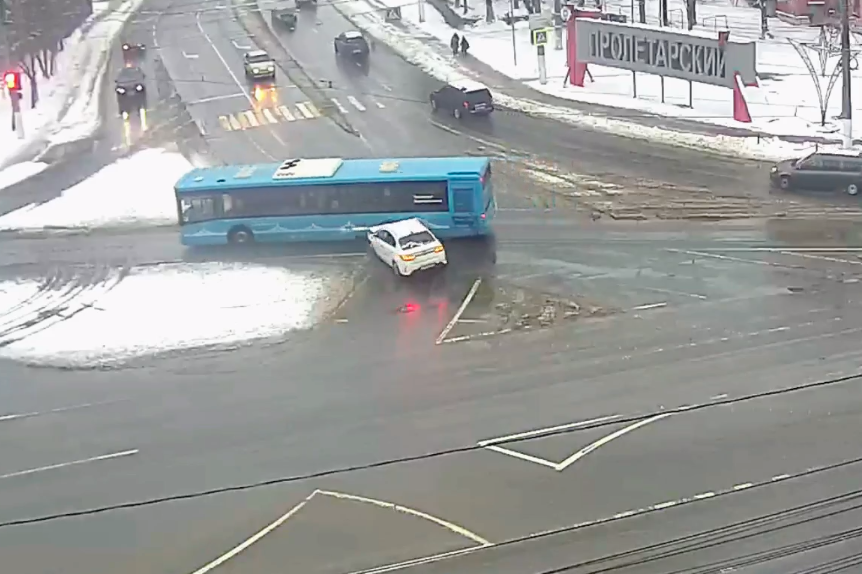 В Твери водитель легковушки протаранил автобус