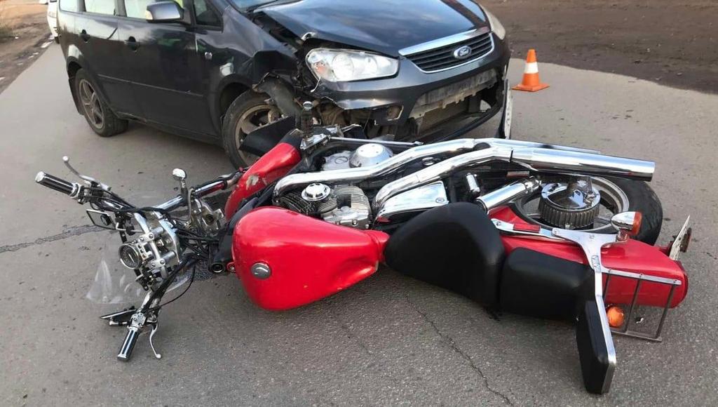 В Ржеве Тверской области водитель, двигаясь задним ходом, сбил мотоциклиста