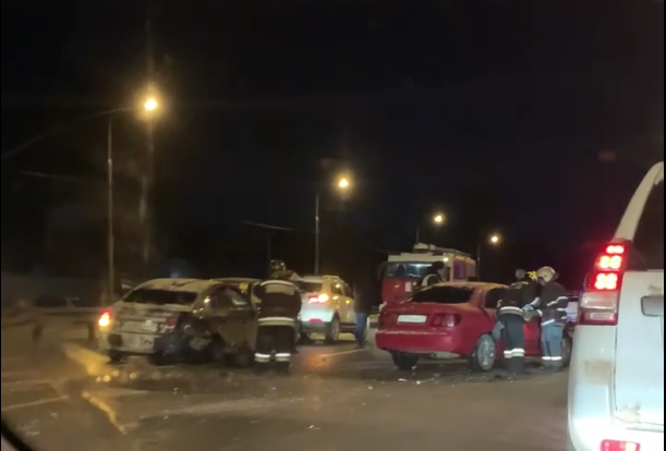 В Твери произошло ДТП с участием пяти автомобилей: пострадали два человека, один из водителей скрылся с места