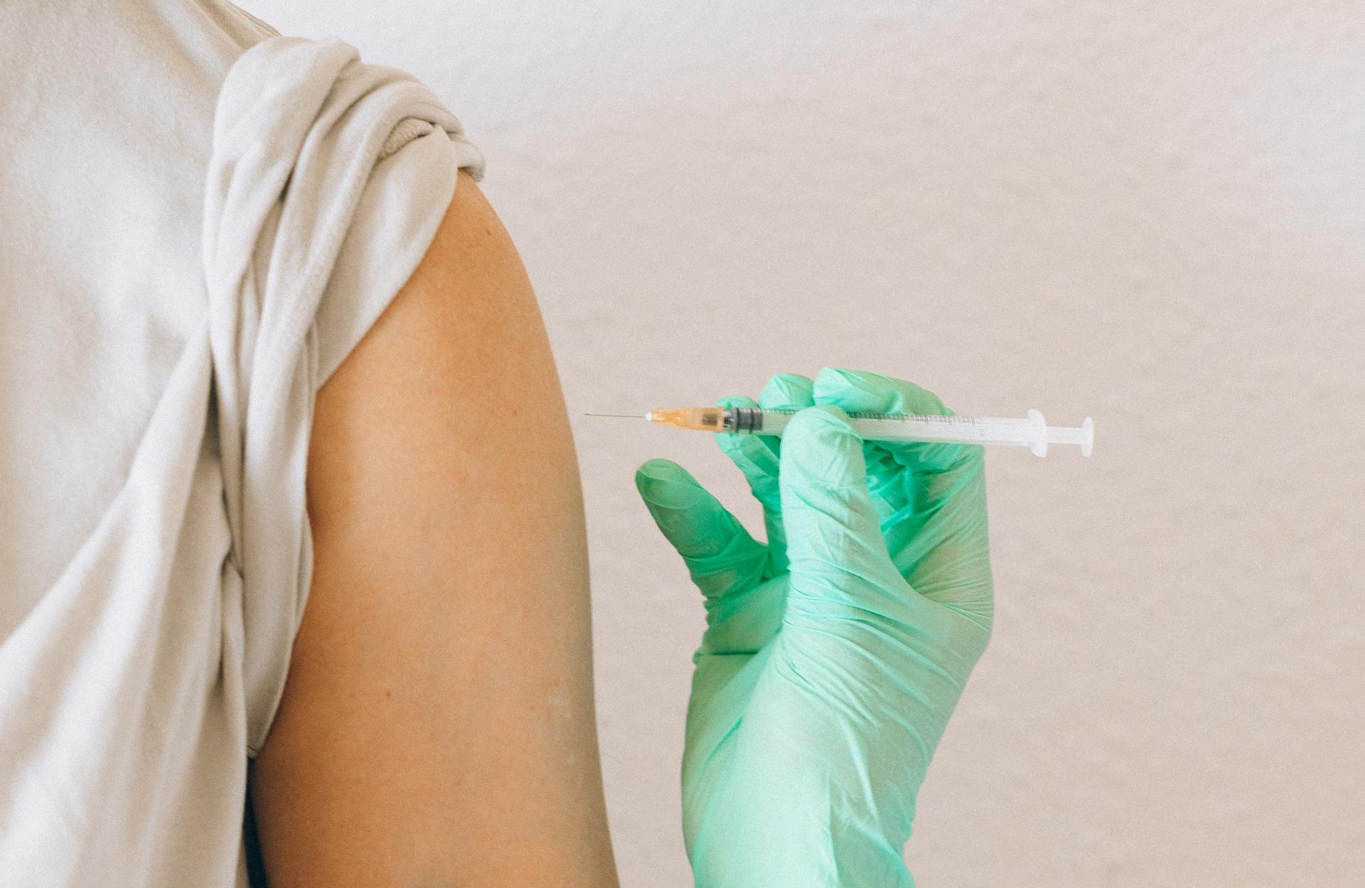 В города России поступает вакцина для подростков «Спутник М» - новости Афанасий