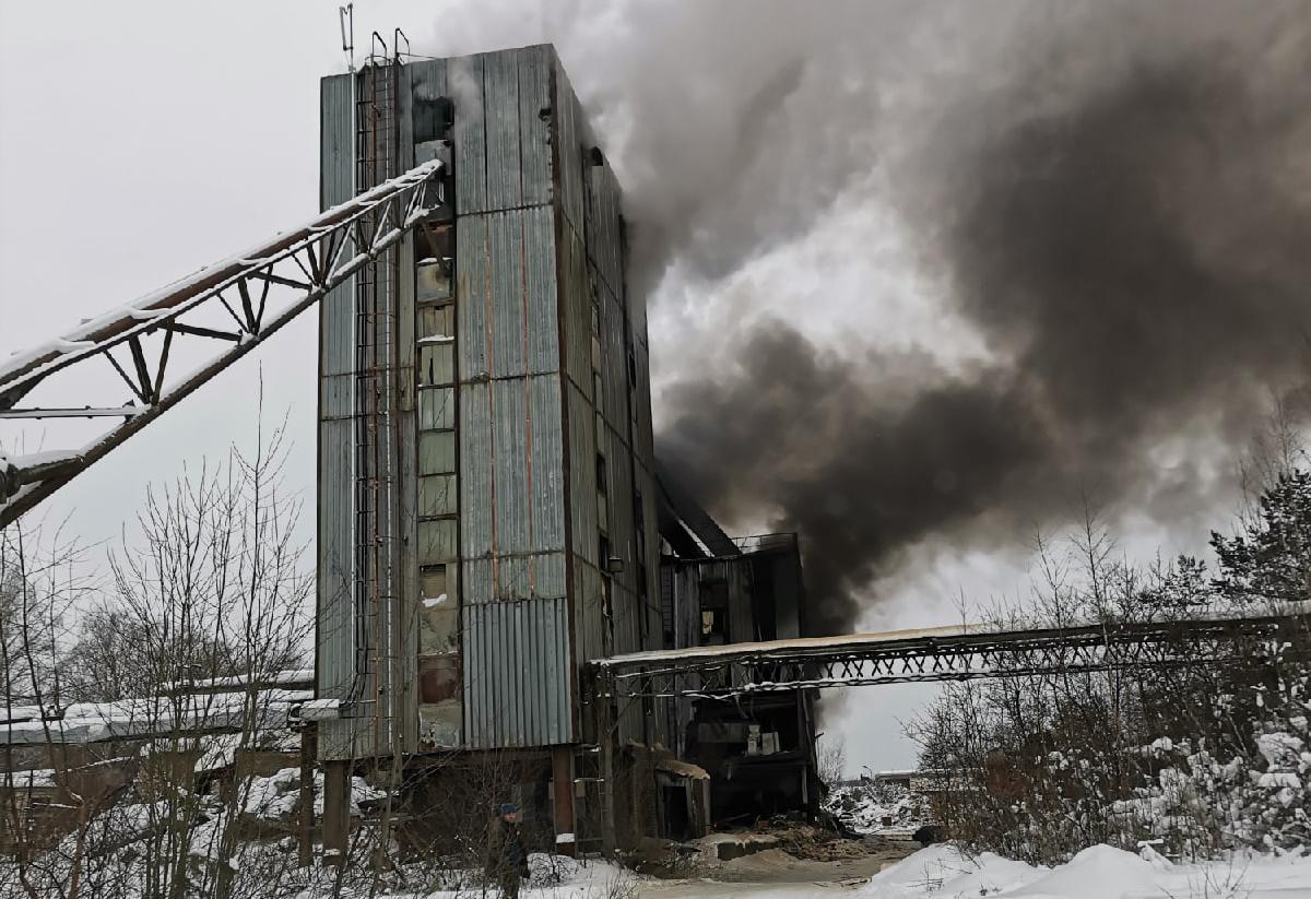 В Тверской области пожарные тушат полыхнувший заброшенный бетонный завод