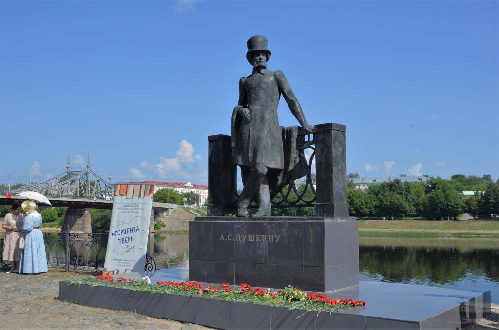 В Твери дети возложили цветы к памятнику Пушкина