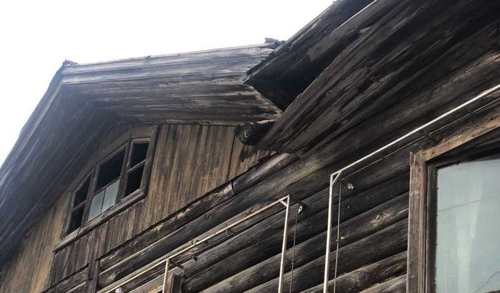 В Вышнем Волочке Тверской области доски с крыши дома могут рухнуть на головы прохожим
