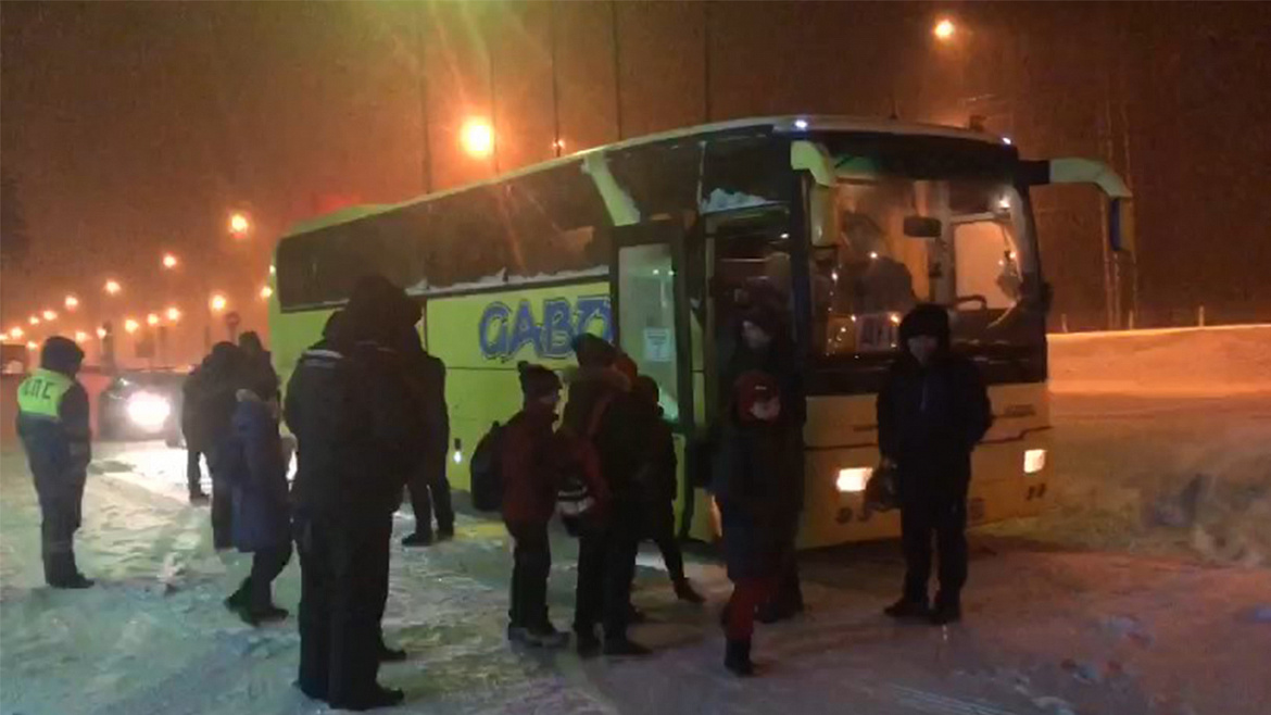 Автоинспекторы помогли юным хоккеистам, попавшим в неприятности на дороге по пути в Тверскую область