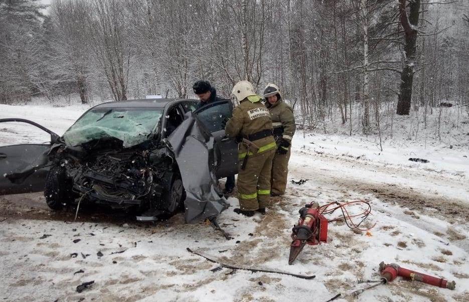 Пять человек пострадали при столкновении микроавтобуса с легковым автомобилем в Тверской области