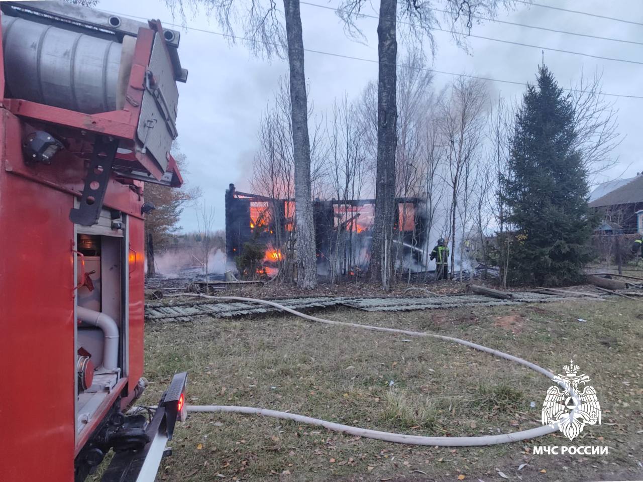 В огне пожара в деревне под Рамешками погиб человек