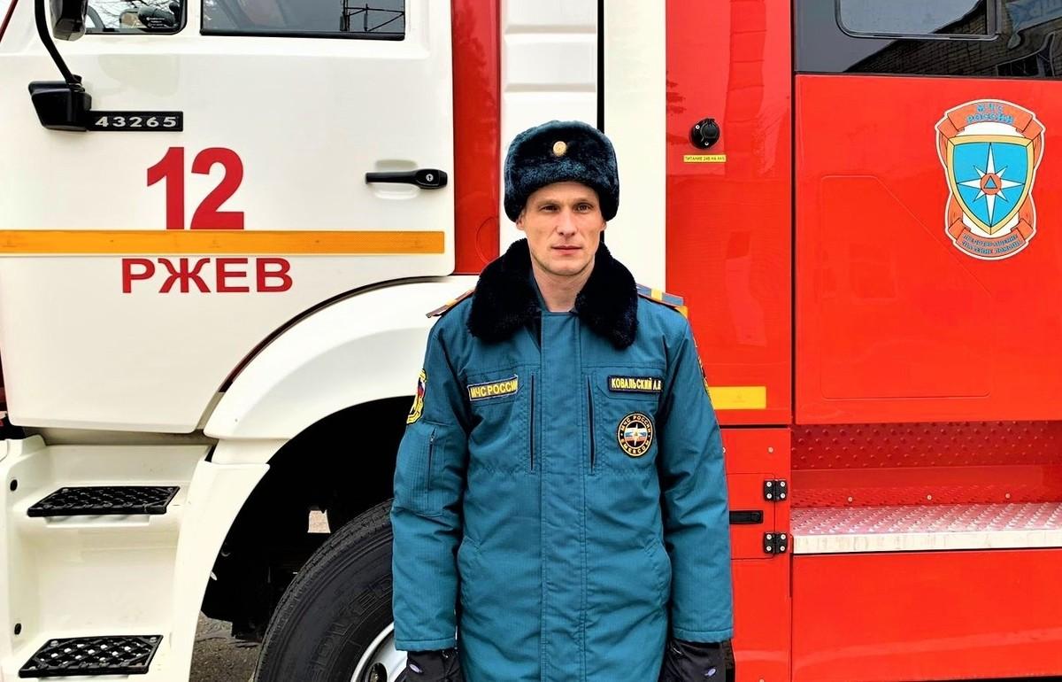В Ржеве сотрудник МЧС спас человека из горящей машины - новости Афанасий