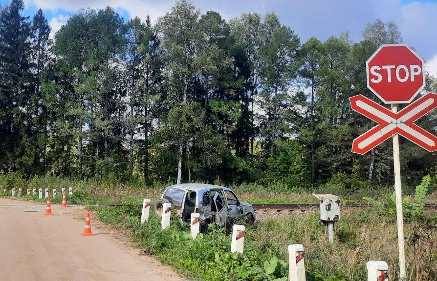 В Тверской области на перегоне Калязин — Углич пригородный поезд врезался в автомобиль