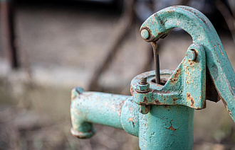 В Западной Двине по просьбам жителей демонтированную водозаборную колонку вернули на место - новости Афанасий