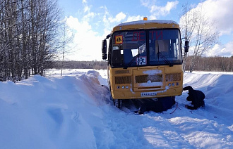 Школьный автобус застрял в снегу в Торжокском районе - новости Афанасий