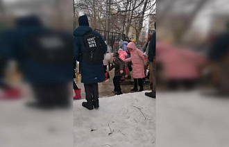 В Твери детям приходится преодолевать огромную лужу на выходе из школы  - новости Афанасий