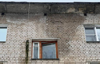 Жители поселка Тверской области пожаловались на падающие перед входом в дом кирпичи - новости Афанасий