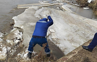 В Ржевском округе устранили ледяной затор на реке Лоча