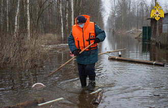 В городе Белый Тверской области вода в реке подошла к критической отметке 
