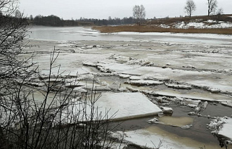 Река Осуга в Тверской области вышла из берегов, сообщают жители