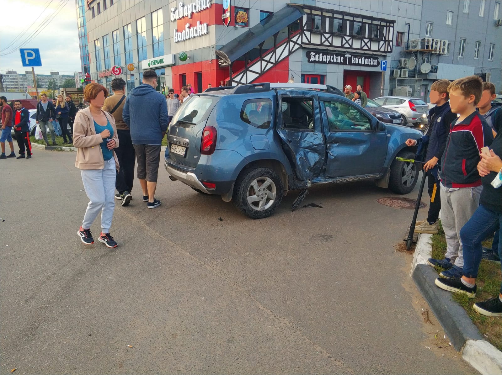 Страшное ДТП в Твери: мотоциклист влетел в машину | 29.08.2021 | Тверь -  БезФормата