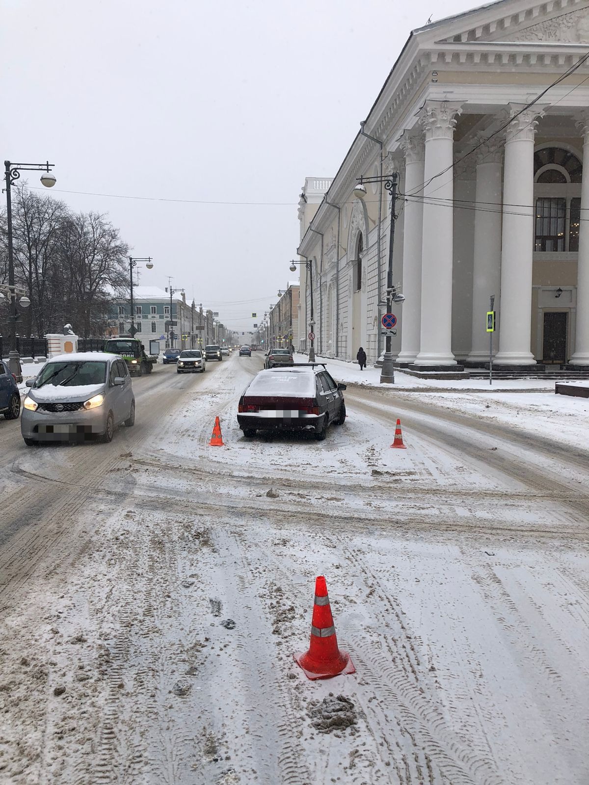 В Твери на Советской у дома офицеров молодой водитель на ВАЗе сбил пешехода  | 07.12.2021 | Тверь - БезФормата