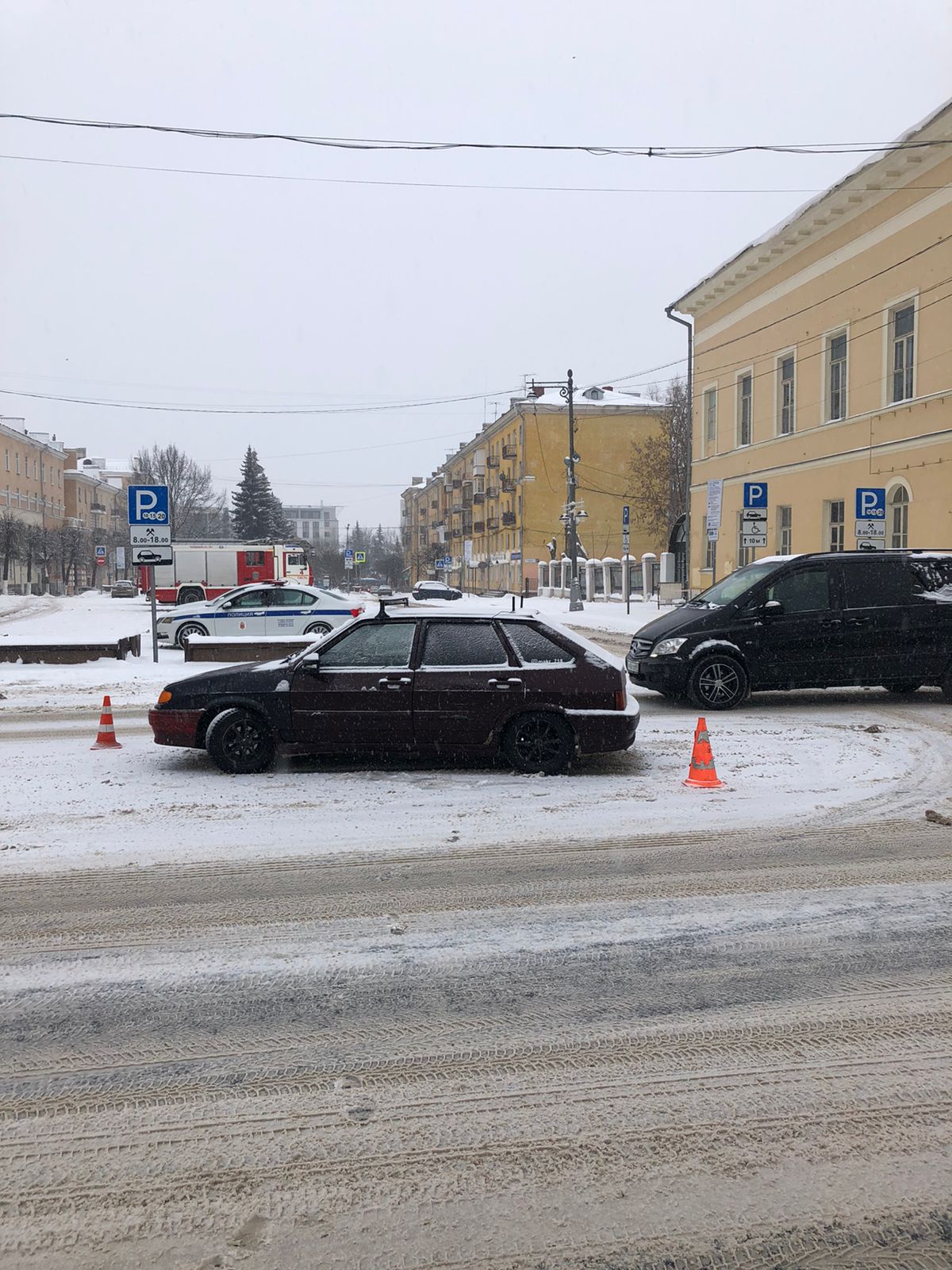 В Твери на Советской у дома офицеров молодой водитель на ВАЗе сбил пешехода  | 07.12.2021 | Тверь - БезФормата