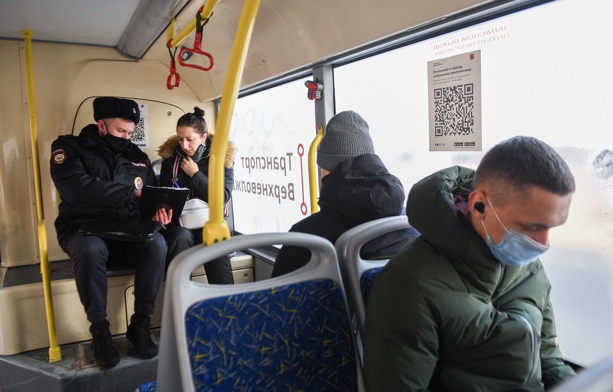 В автобусах Твери снова проверяли соблюдение масочного режима | 10.12.2021  | Тверь - БезФормата