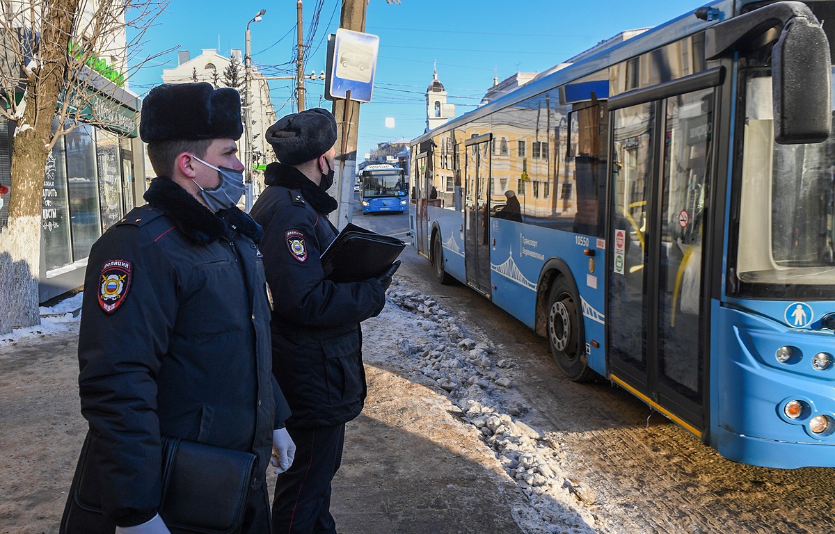 В автобусах Твери снова проверяли соблюдение масочного режима | 10.12.2021  | Тверь - БезФормата